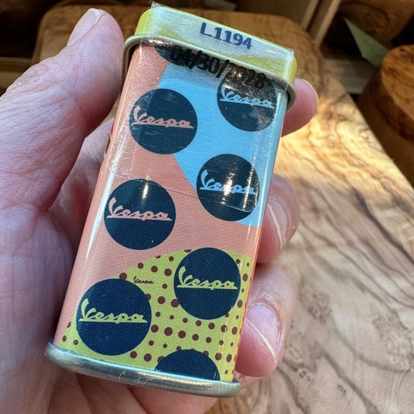 Vespa- Leone In Tin Box (Rare). NWT - Picture 2 of 6